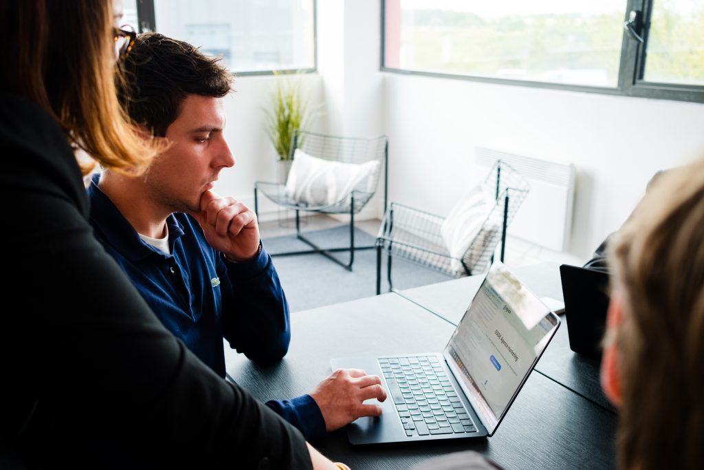 analyse de référencement à Amiens sur ordinateur pour optimiser la visibilité d’un site web